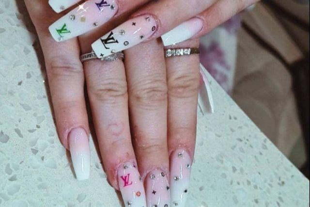 Découvrez les Tendances Actuelles des Nail Services...