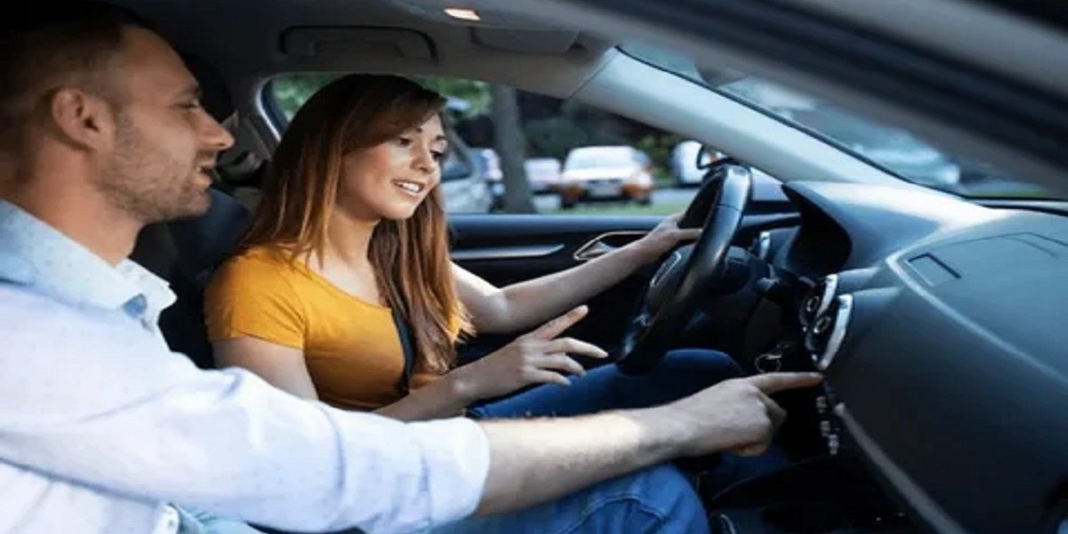 What Makes an Affordable Driving School London Best 2026?